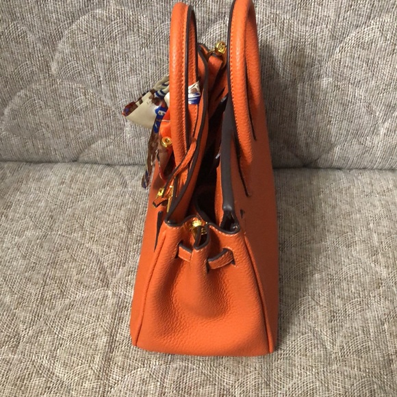 🌺🌺NEW BEAUTIFUL ORANGE BAG WITH GOLD DETAILS - Picture 12 of 13